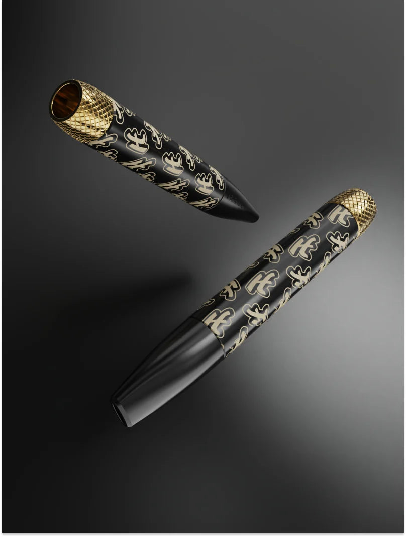 Vessel One Hitter Highsman Edition med guldfarvet mesh-spids og sort mønstret krop
